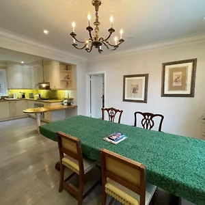 Maison d'hôtes Private In Forest Hill With Full Kitchen And Parking, Toronto